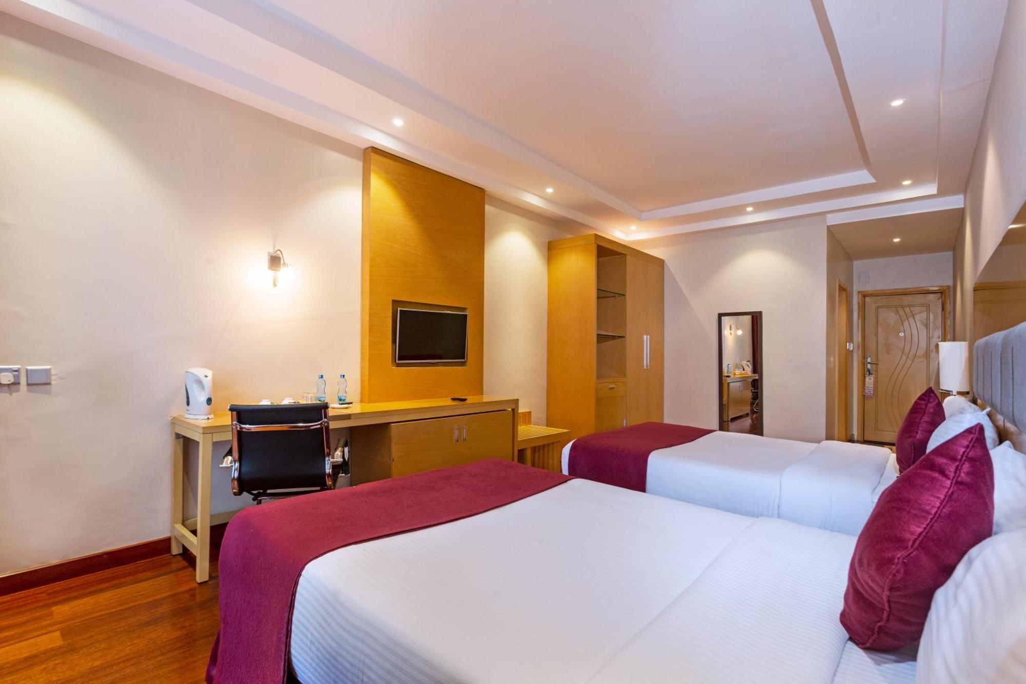 Three Steers Hotel Meru Extérieur photo