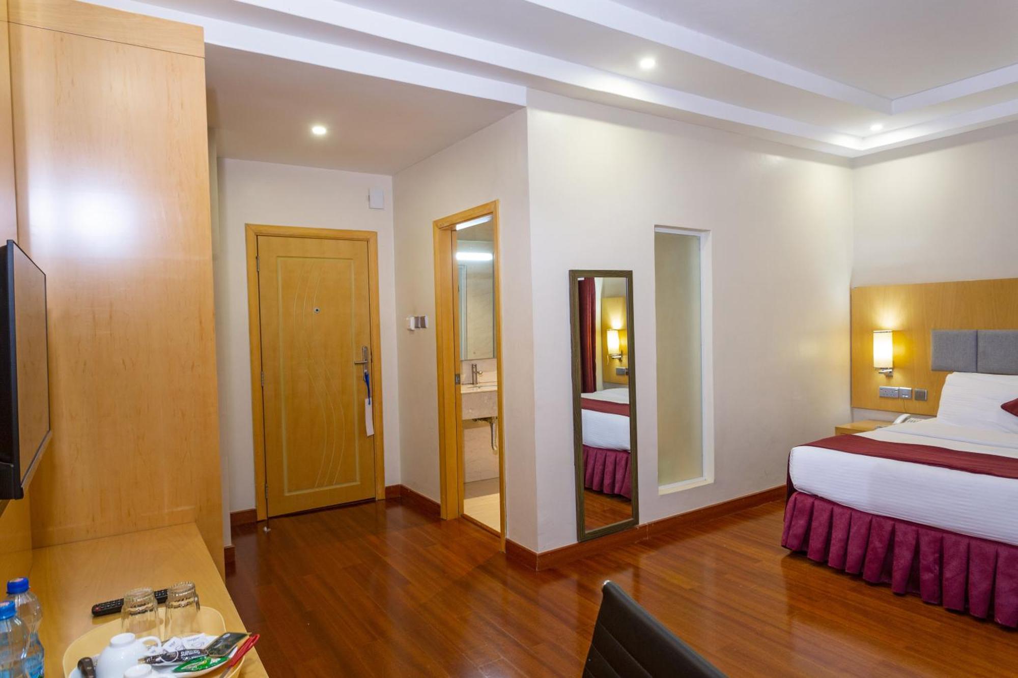 Three Steers Hotel Meru Extérieur photo