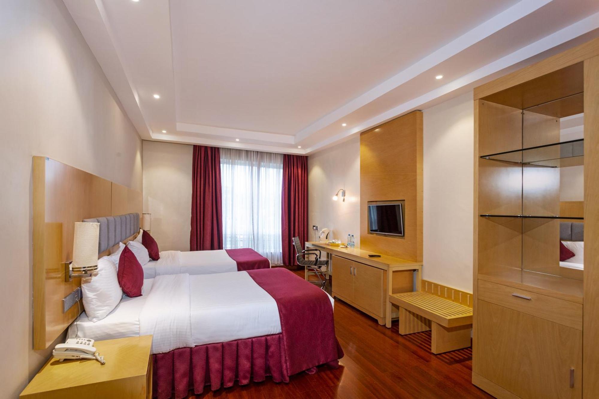 Three Steers Hotel Meru Extérieur photo