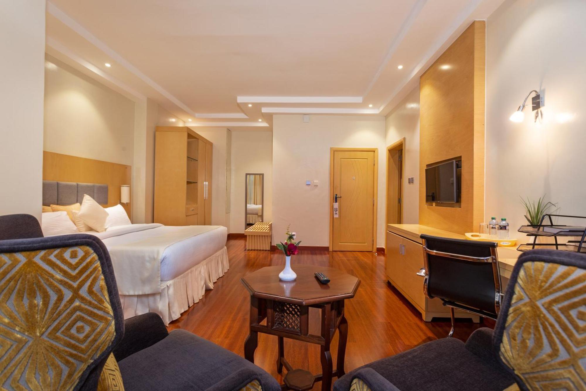 Three Steers Hotel Meru Extérieur photo